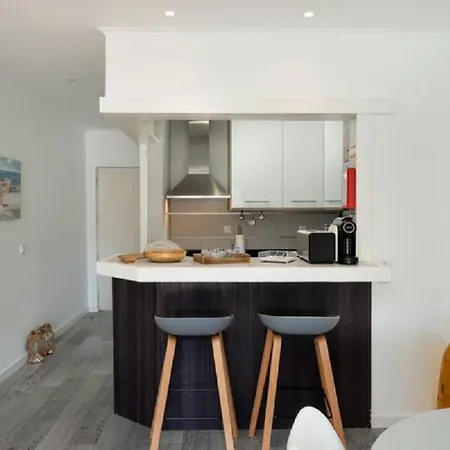 Superb Flat 200 From Beach, 10 Min To Downtown דירה לאגוּ‏ש